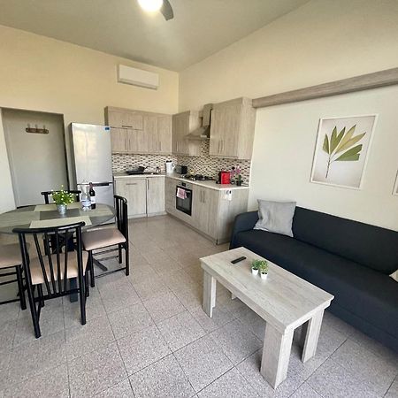 Seafront Apartment With Balcony Overlooking Marina Għajnsielem Exteriör bild