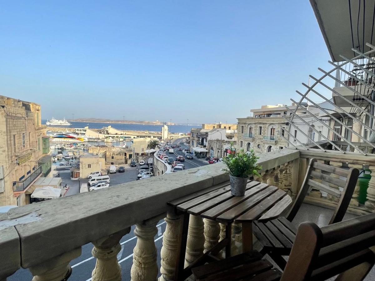 Seafront Apartment With Balcony Overlooking Marina Għajnsielem Exteriör bild