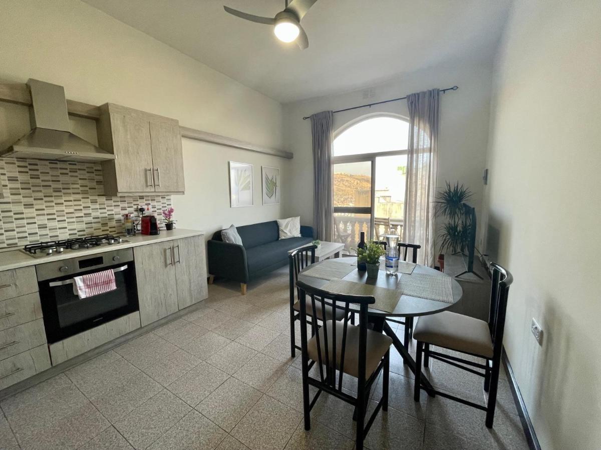 Seafront Apartment With Balcony Overlooking Marina Għajnsielem Exteriör bild