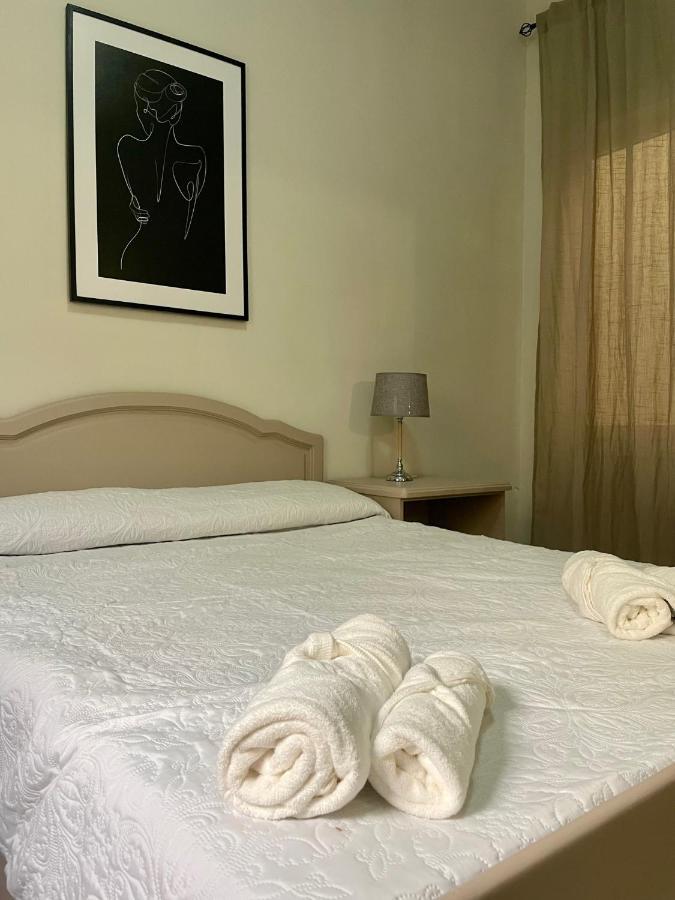Seafront Apartment With Balcony Overlooking Marina Għajnsielem Exteriör bild